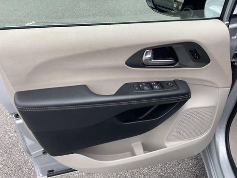 Used 2024 Chrysler Pacifica Touring-L image 13