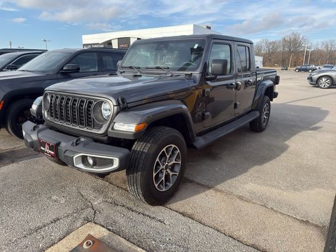 Used 2024 Jeep Gladiator Sport image 1