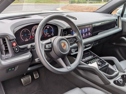 Certified 2026 Porsche Cayenne S AWD/4WD image 4
