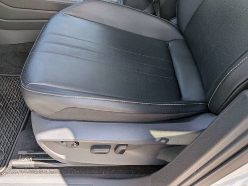 Used 2022 Volkswagen Tiguan SE w/ Panoramic Sunroof Package FWD image 19