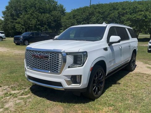 Used 2024 GMC Yukon XL Denali AWD/4WD image 3