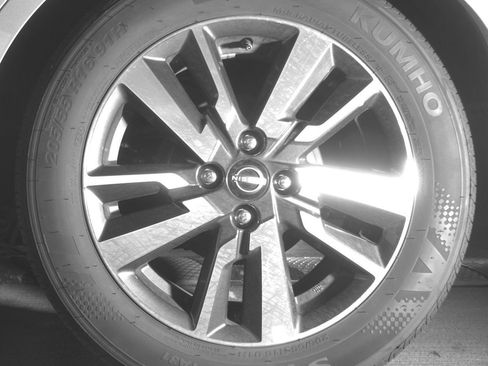 Used 2025 Nissan Versa SV image 14