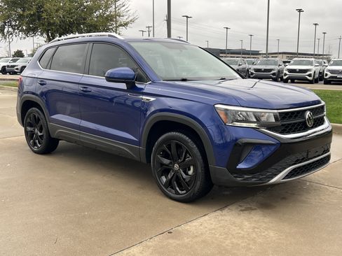 Used 2022 Volkswagen Taos SE w/ Panoramic Sunroof Package image 2