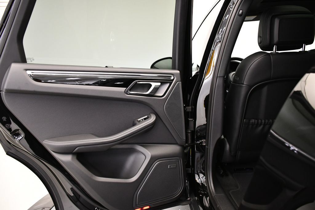Certified 2026 Porsche Macan AWD/4WD image 43