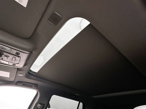 Used 2024 GMC Yukon SLT w/ SLT Luxury Package image 22