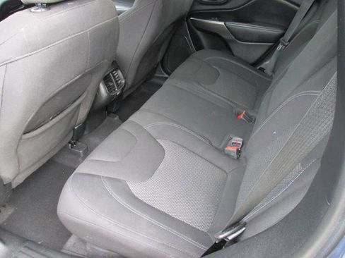 Used 2020 Jeep Cherokee Latitude w/ Cold Weather Group image 10