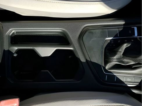 Used 2018 Volkswagen Tiguan SE w/ Panoramic Sunroof Package image 41