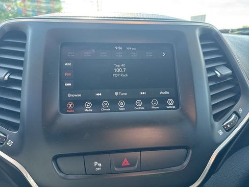 Used 2020 Jeep Cherokee Latitude Plus AWD/4WD image 5