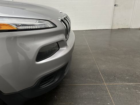 Used 2015 Jeep Cherokee Sport image 2