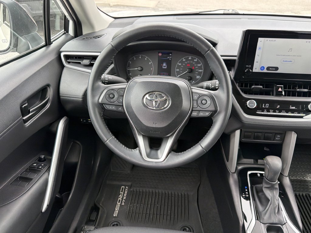Used 2025 Toyota Corolla Cross LE FWD image 15