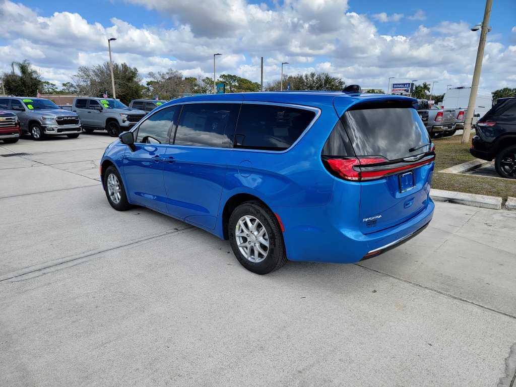 New 2026 Chrysler Pacifica Select FWD image 3
