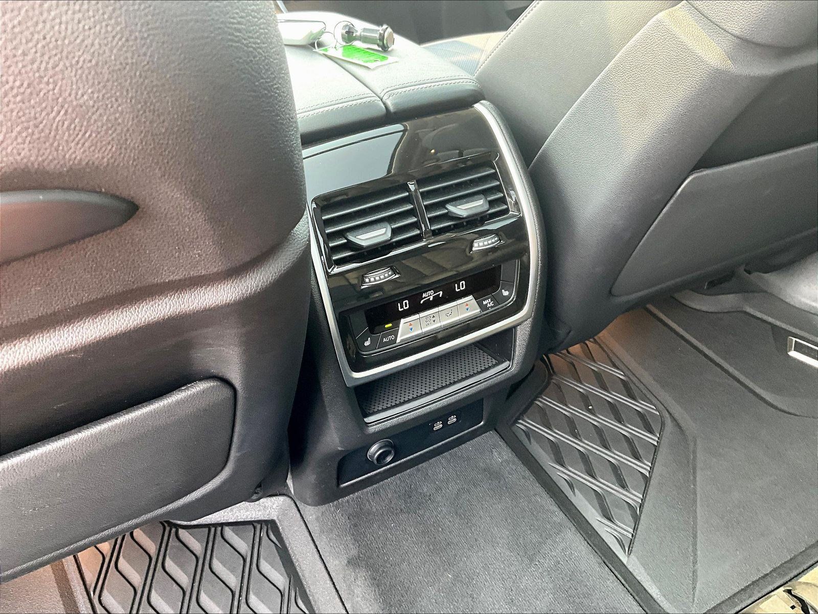 Used 2024 BMW X7 xDrive40i w/ Premium Package AWD/4WD image 10