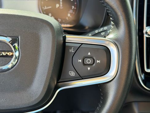 Used 2019 Volvo XC40 T4 Momentum image 21