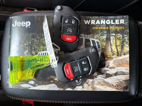 Used 2022 Jeep Wrangler Unlimited Sahara AWD/4WD image 35