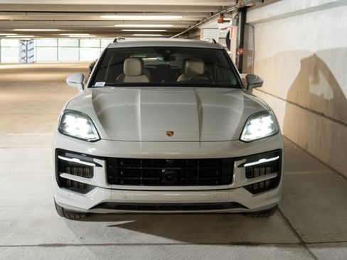 Used 2025 Porsche Cayenne GTS AWD/4WD image 6