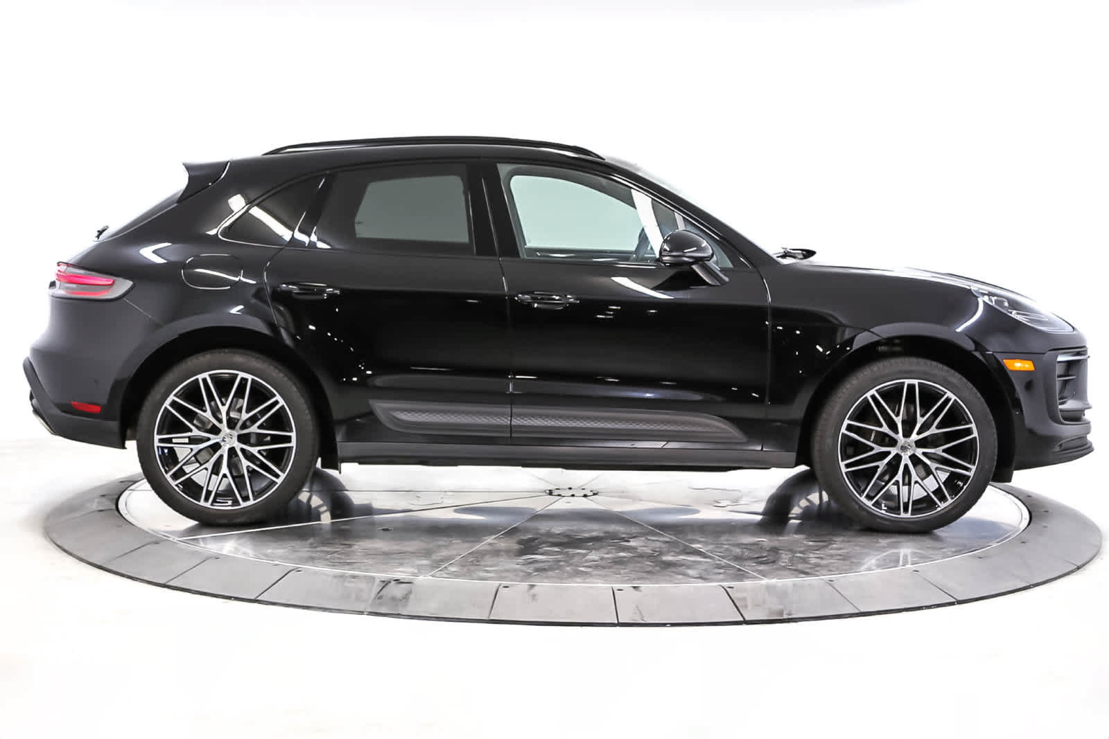 Used 2024 Porsche Macan AWD/4WD image 8