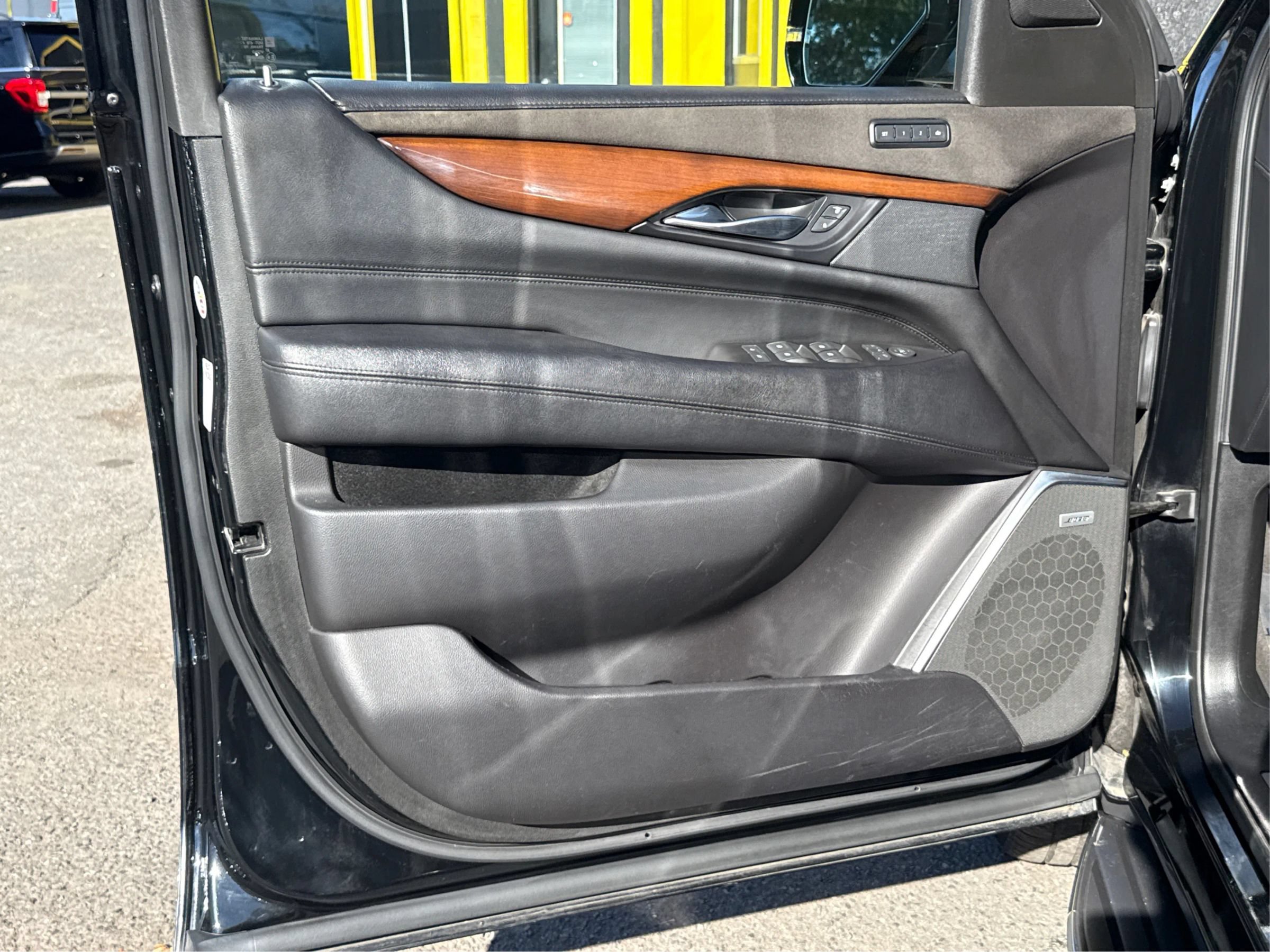 Used 2020 Cadillac Escalade ESV Luxury AWD/4WD image 17