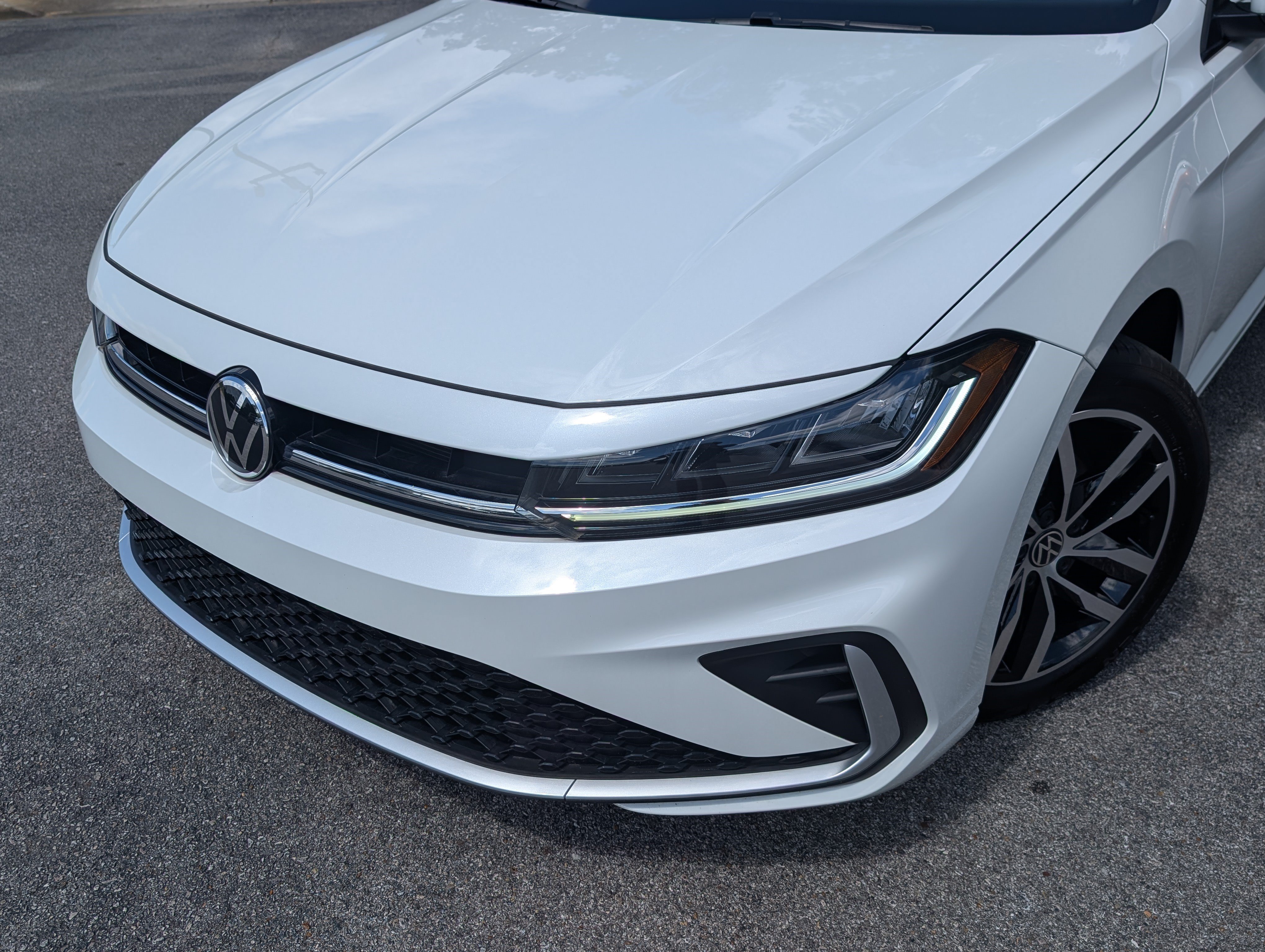 Used 2025 Volkswagen Jetta SE w/ Sunroof Package FWD image 13