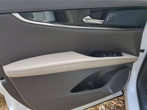 Used 2023 Lincoln Nautilus Reserve image 17