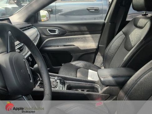 Used 2024 Jeep Compass Latitude AWD/4WD image 3