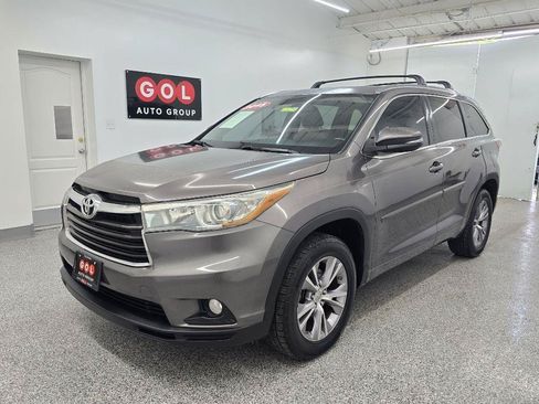 Used 2015 Toyota Highlander XLE FWD image 4