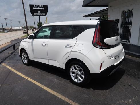 Used 2023 Kia Soul LX w/ Option Group 015 FWD image 4