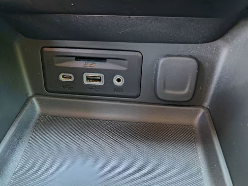 Used 2023 GMC Terrain SLT image 21