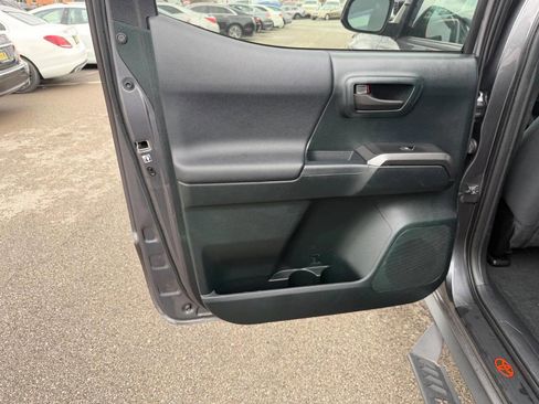 Used 2016 Toyota Tacoma TRD Off-Road w/ Premium & Technology Package image 26