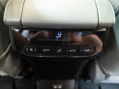 Used 2024 Toyota Highlander XLE AWD/4WD image 32