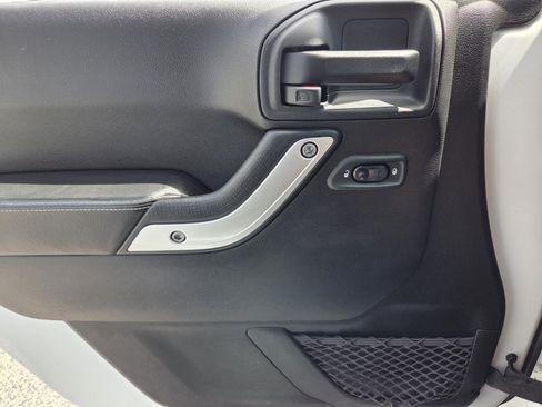 Used 2017 Jeep Wrangler Unlimited Rubicon AWD/4WD image 21