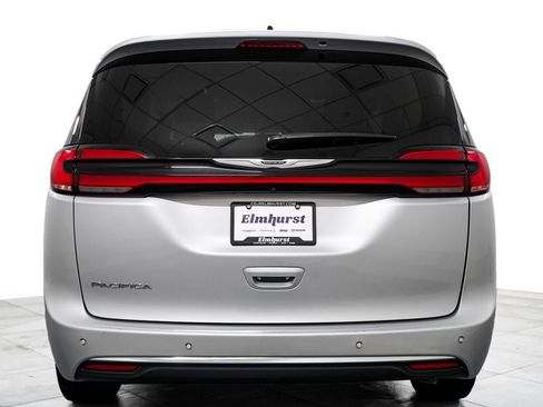 Used 2024 Chrysler Pacifica Touring-L FWD image 6