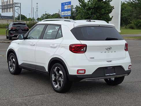 Used 2025 Hyundai Venue SEL FWD image 4