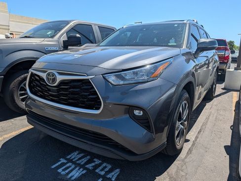 Used 2020 Toyota Highlander XLE FWD image 2
