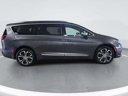 Used 2021 Chrysler Pacifica Pinnacle AWD/4WD image 2