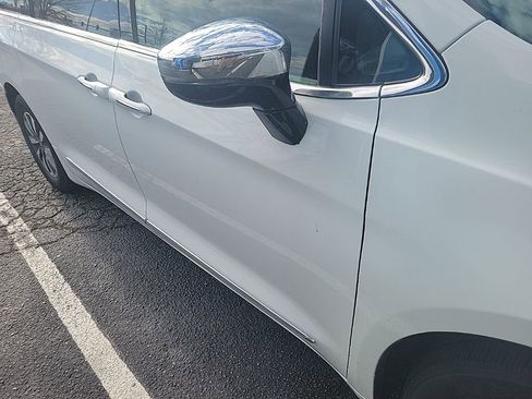 Used 2023 Chrysler Pacifica Limited image 7