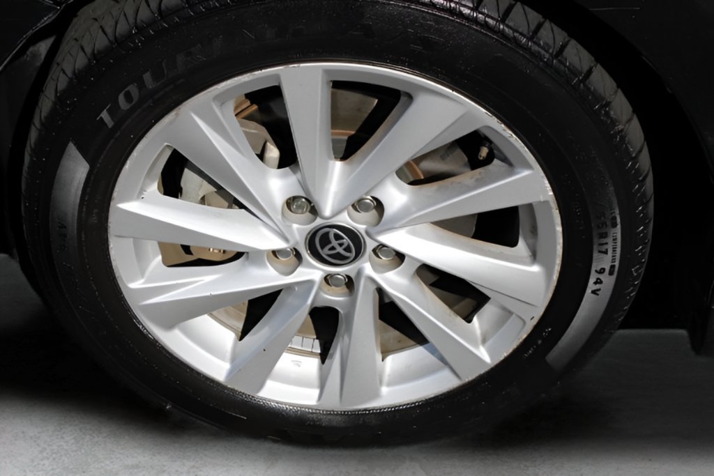 Used 2022 Toyota Camry LE AWD/4WD image 3