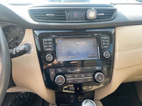 Used 2017 Nissan Rogue SL w/ SL Premium Package image 2