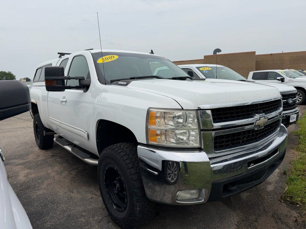 Used 2009 Chevrolet Silverado 2500 LTZ AWD/4WD image 2