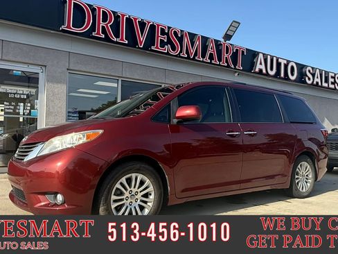 Used 2015 Toyota Sienna XLE FWD image 1