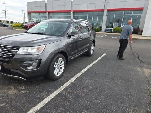 Used 2017 Ford Explorer XLT w/ Equipment Group 202A FWD image 14