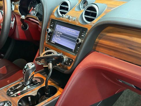 Used 2019 Bentley Bentayga image 39