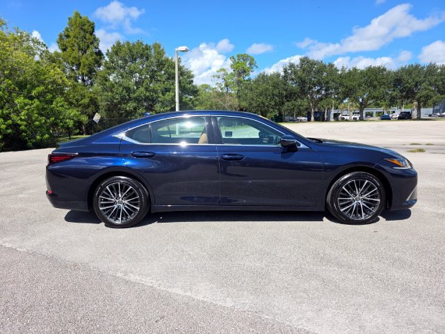 Used 2025 Lexus ES 350 w/ Premium Package FWD image 2