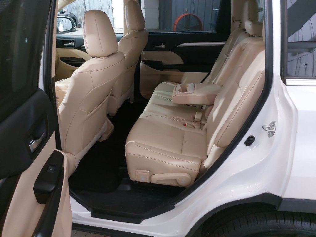 Used 2019 Toyota Highlander XLE FWD image 15