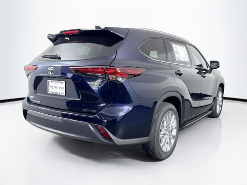 New 2026 Toyota Highlander Limited image 2