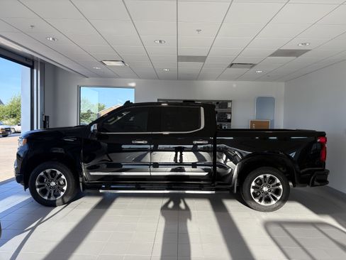 Used 2023 Chevrolet Silverado 1500 High Country w/ Technology Package image 2