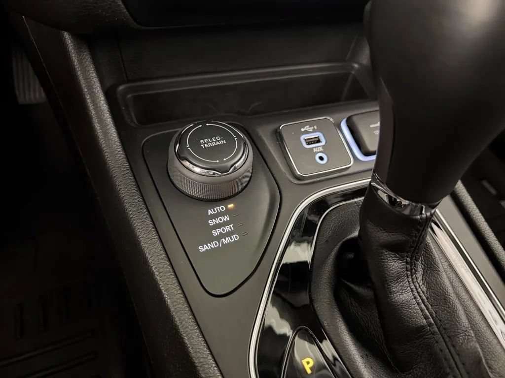Used 2021 Jeep Cherokee Limited AWD/4WD image 27