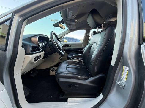 Used 2018 Chrysler Pacifica Touring-L FWD image 17