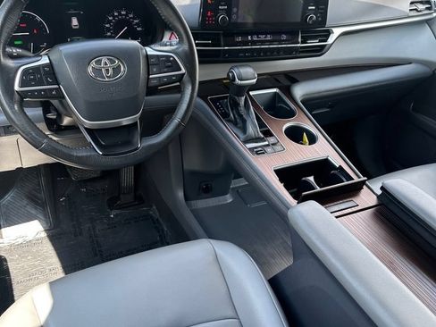 Used 2021 Toyota Sienna XLE w/ XLE Plus Package FWD image 22
