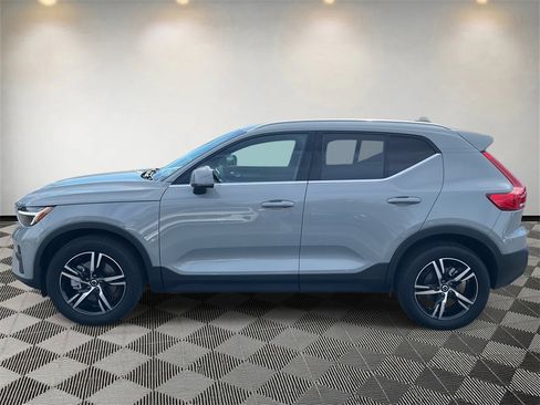 Used 2025 Volvo XC40 B5 Core w/ Climate Package image 6
