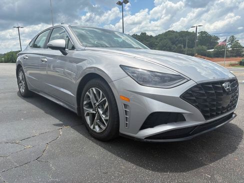 Used 2023 Hyundai Sonata SEL w/ Preferred Accessory Package FWD image 3